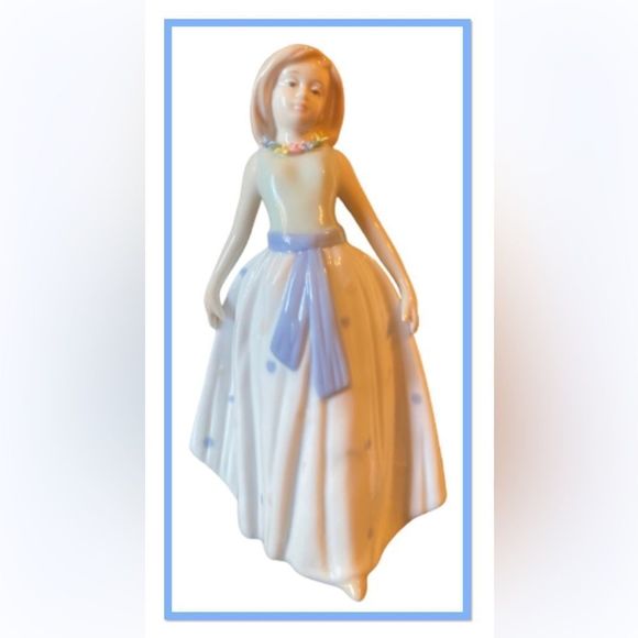 Fine Porcelain Lady in A White Dress - Picture 1 of 5